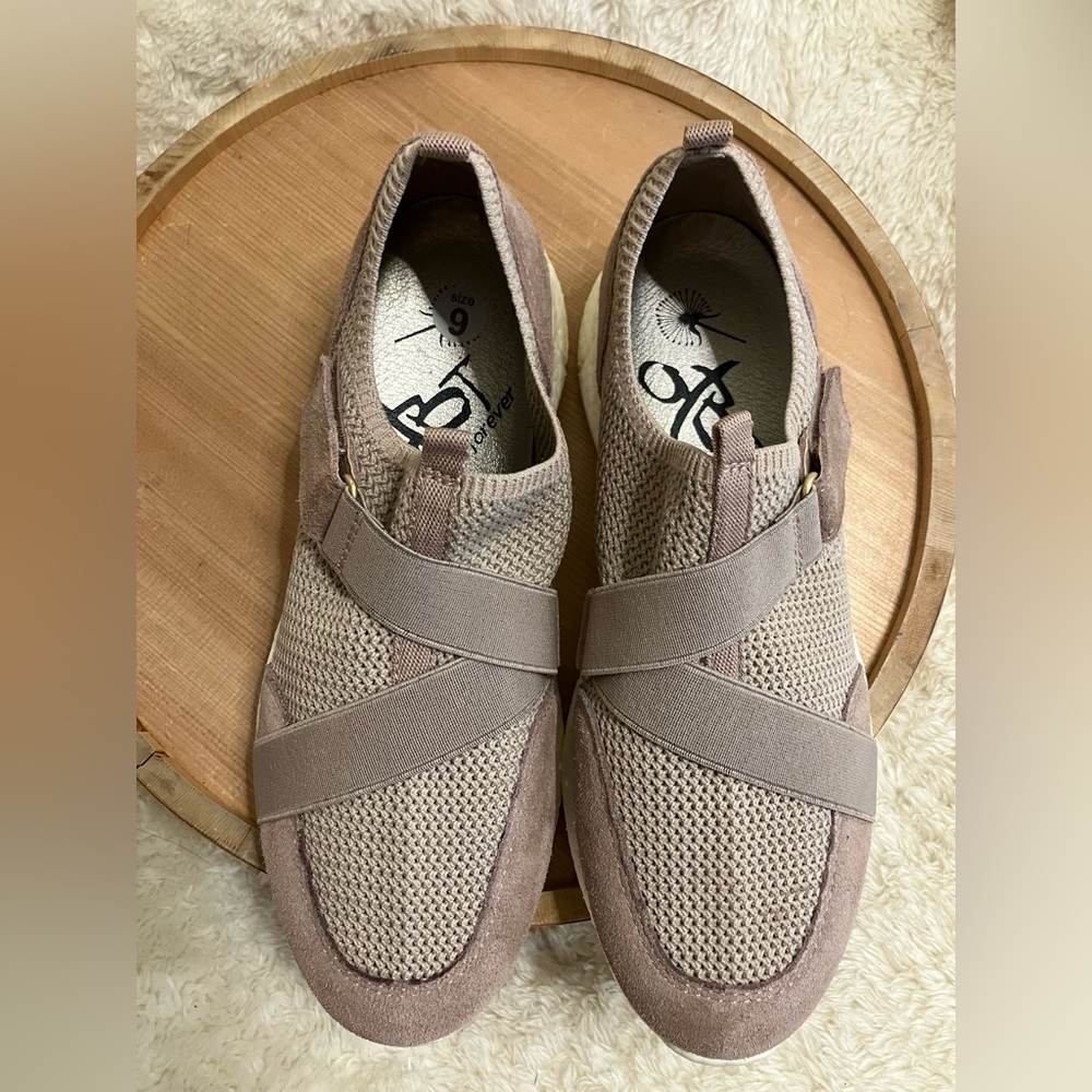 OTBT Womens Vicky Taupe Leather Suede Lifestyle Slip-On Sneakers Shoes Size 9M - Picture 7 of 9